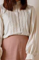 ピンタックフリルカラーブラウス