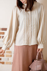 ピンタックフリルカラーブラウス