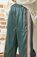 サテンライン入りパンツ