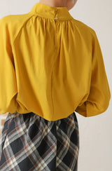 タックスタンドネックプルオーバー