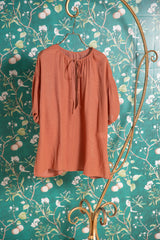 シアサッカーボリュームブラウス