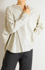 ノーカラーオーバーギャザーブラウス