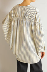 ノーカラーオーバーギャザーブラウス