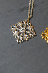 アラベスクダイヤシェイプネックレス