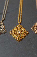 アラベスクダイヤシェイプネックレス