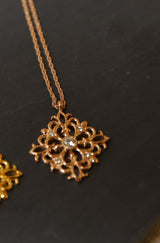 アラベスクダイヤシェイプネックレス