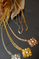 アラベスクダイヤシェイプネックレス