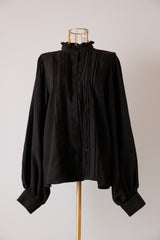 ピンタックフリルカラーブラウス